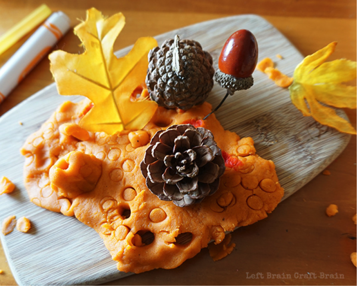 Thanksgiving kids' activities to do at home | 2 doh with leaves and pinecones