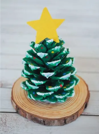 christmas crafts - pine cone tree